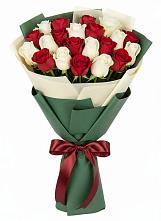 Букет Микс из красных и белых роз в Тальменке