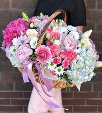 Композиция солнечный день в Тальменке Цветочная композиция из Розы, Хризантемы, Пионы и Лизиантусы в корзине в Тальменке