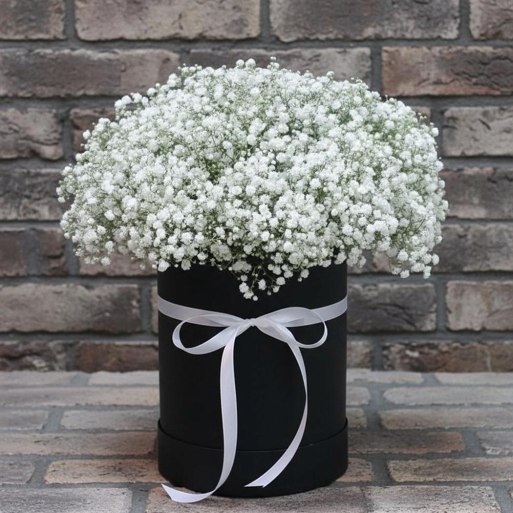 Цветочная композиция из Гипсофила в шляпной коробке в Тальменке