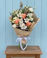 Букет цветов из:  Альстромерии, Лизиантусы, Розы и Хризантемы в Тальменке