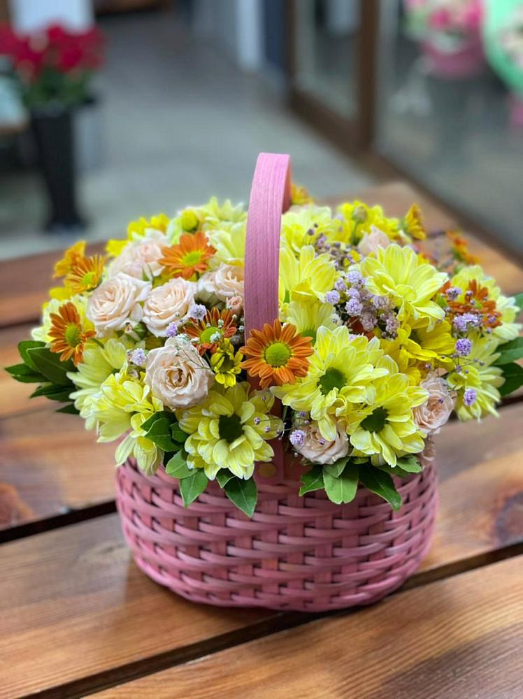 Цветочная композиция из Хризантемы и Розы в корзине в Тальменке