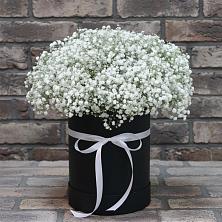 Цветочная композиция из Гипсофила в шляпной коробке в Тальменке