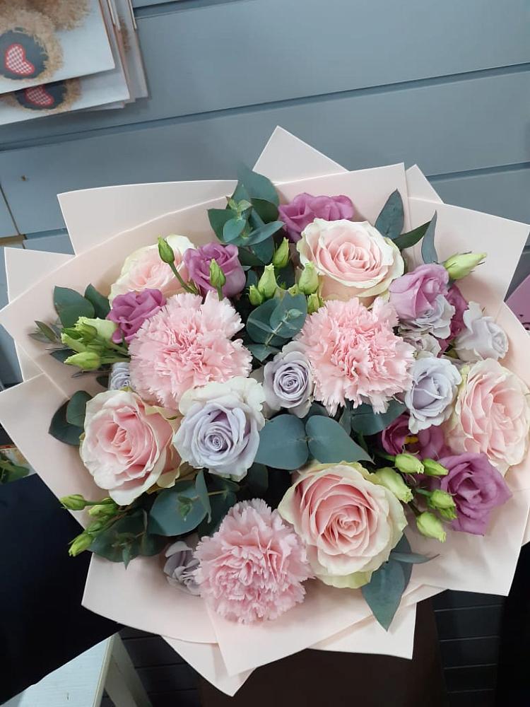 Букет цветов из: Розы, Гвоздики и Лизиантусы в Тальменке